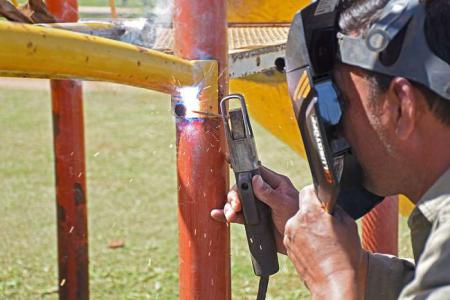 Villa Mercedes: En cuarentena reparan juegos de las plazas